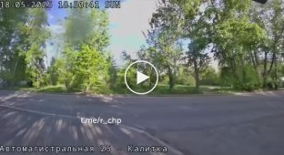 В Екатеринбурге пьяный в стельку самокатчик не справился с управлением и поцеловал бордюр