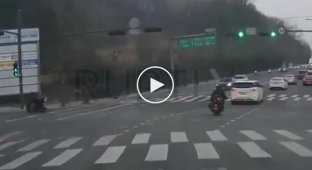 Автомобиль и мотоцикл упали во внезапо образовавшийся провал на дороге