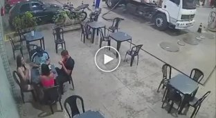 Бесстрашный бразилец решил покурить на заправке и устроил огненный хаос