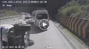 A huge rock crushed a car in Peru