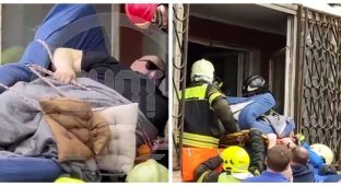 In Russia, a 300-kilogram man had to be evacuated through a window to be taken to the hospital (1 photo + 5 videos)