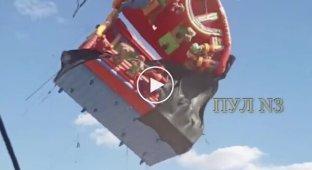 Сильный ветер поднял в небо надувной батут