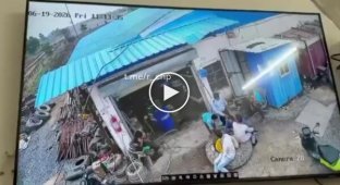 Работники шиномонтажа в Индии пострадали при взрыве колеса