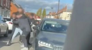 Британские банды выдают себя за полицейских и грабят средь бела дня (3 фото + 1 видео)