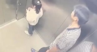 A teenager attacked a girl in an elevator (2 photos + 1 video)