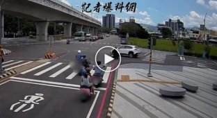 In China, a lady car caused a real commotion on the road