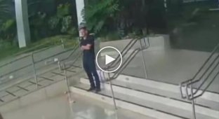 В Бразилии мужик после успешной операции на зрение снова ослеп возле клиники