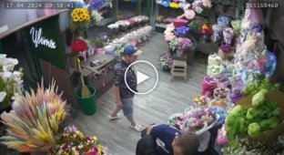 In a flower shop in Russia, florists brutally dealt with loser robbers