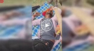 Сон на грани смерти: в Индии мужчине под рубашку залезла кобра