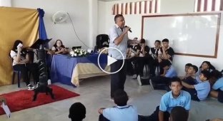 Преподаватель умер прямо во время пения на Дне учителя: внезапно упал на глазах у всего класса