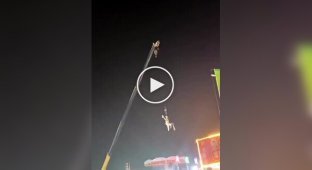 Акробатка упала с высоты во время представления
