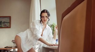 Задумчивая брюнетка Арина