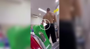 Полуголый турист устроил погром в больнице на Бали