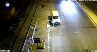 Мужчина попал под поезд и остался жив