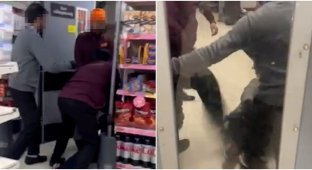 Store employees beat up a man who committed a theft (3 photos + 1 video)