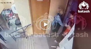 In Sterlitamak, a guy pushed a salesman who stopped him from stealing from the stairs