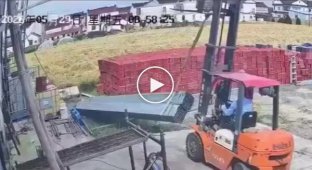 Рабочий попал в больницу из-за водителя вилочного погрузчика