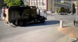 A truck ran over a child at a pedestrian crossing in Moscow (4 photos + 1 video)