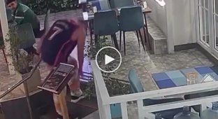 Неадекватний турист розбив скляні двері і помер