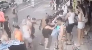 Британцы устроили массовую драку с торговцами в Турции (4 фото + 1 видео)
