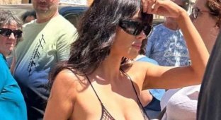 Naked Bianca Censori walks with Kanye West in Mallorca (8 photos)