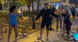 Drunk British women got into a brawl in a bar in Mallorca (6 photos + 1 video)