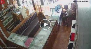 Попытка ограбления с чили-порошком в индийском ювелирном магазине закончилась не по плану