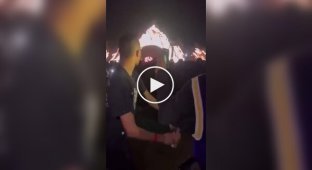 Кинул в толпу стакан с мочой