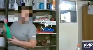 Співробітниця офісу регулярно додавала побутову хімію в чашку колеги.