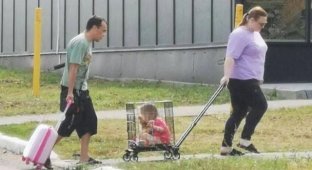 In Russia, parents of the year were noticed who were transporting a child in a cage on wheels (2 photos + video)