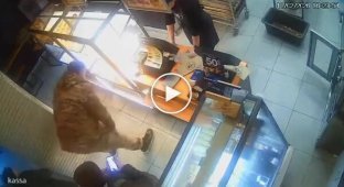 Неадекват вдарив продавчиню через сир