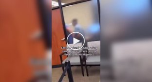 Сотрудники крупного банка занялись сексом в переговорной и спалились перед клиентами