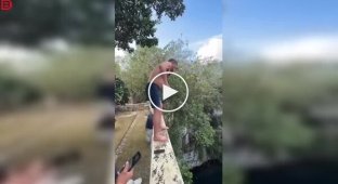 Мужчина неудачно прыгнул в воду с 20-метровой высоты