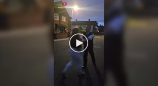 «Не трогайте моего сына»: мать вступила в спор с полицейским