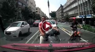 Скутерист отправил автолюбителя в нокаут