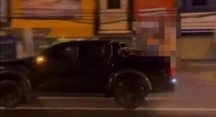 Блогер занялся непотребством в кузове пикапа в Таиланде (3 фото + 1 видео)