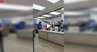 Відвідувач раптово напав на співробітника закладу