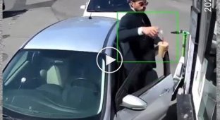 Співробітниця закусочної оригінально помстилася клієнту