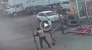 Heroic leap: A worker saved a colleague from electric shock with a spectacular kick