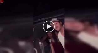 Дівчина ледь не отримала травми через різко зачинені двері мікроавтобуса