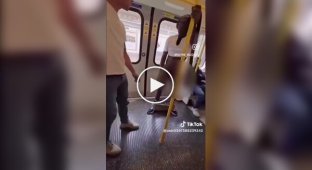 В английском метро чернокожий снял с себя штаны и предлагал пассажирам, чтобы его сексуально удовлетворили