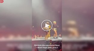 Попытка станцевать на сцене завершилась падением