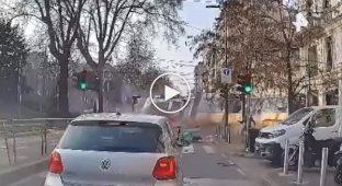 Трамвай у Мілані зійшов з рейок і влетів у вітрину магазину