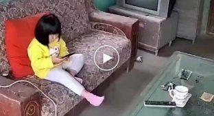 Телефон взорвался у девочки в Китае прямо во время зарядки