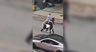 В Южной Корее местный житель отправил в нокаут двух американских военных после оскорблений