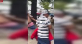 A passerby found himself in the center of a "Latin American fight" right in the middle of the street