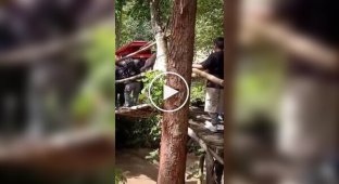 Похоронная процессия в Перу закончилась падением гроба в реку