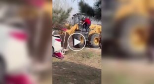Мужчина на фронтальном погрузчике снес палатки с людьми в Китае