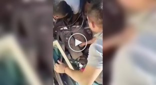 Немовля та його батька дістали живими з-під завалів у Колумбії