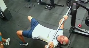 Мужчина допустил смертельную ошибку во время тренировки (4 фото + 1 видео)